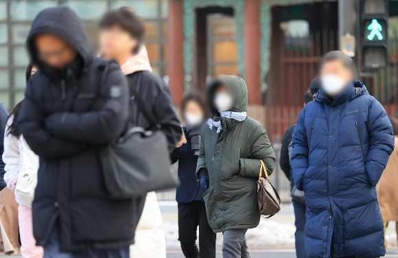 서울 광화문광장에서 두꺼운 옷을 입은 시민들이 이동하고 있다. 2024.11.29 [사진=연합뉴스]