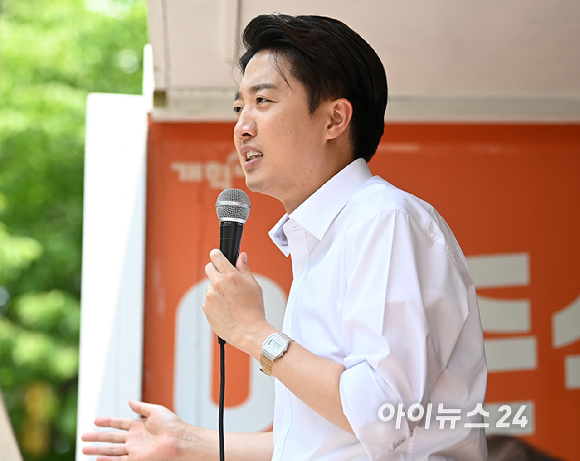 이준석 개혁신당 대선 후보가 30일 오후 서울 마포구 경의선 숲길에서 유세를 하고 있다. [사진=곽영래 기자]