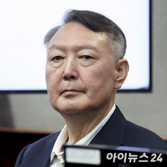 윤석열 전 대통령이 지난달 26일 서울 서초구 서울중앙지법에서 열린 특수공무집행방해, 직권남용 권리행사방해 등 혐의 사건 첫 공판에 출석하고 있다. [사진=사진공동취재단]