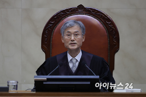조희대 대법원장이 1일 오후 서울 서초구 대법원에서 이재명 더불어민주당 대선 후보의 공직선거법 위반 사건 상고심 선고를 위해 재판을 준비하고 있다. [사진=사진공동취재단]