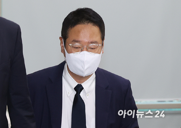 한남동 대통령 관저 이전 공사를 맡았던 김태영 21그램 대표가 27일 오전 서울 서초구 서울중앙지방법원에서 열린 공판에 출석하고 있다. [사진=곽영래 기자]