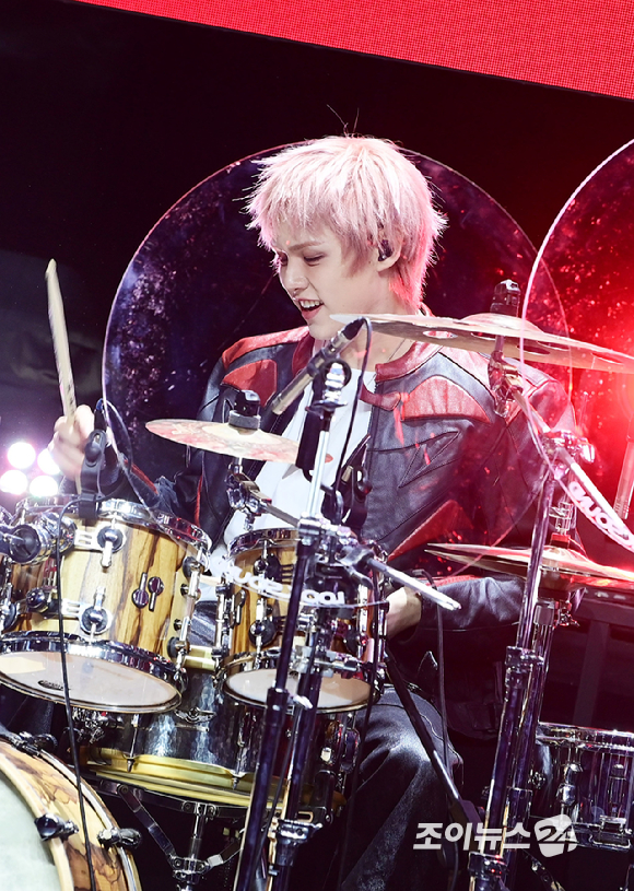 밴드 에이엠피 크루가 21일 오후 서울 서대문구 예스24 원더로크홀에서 열린 AxMxP(에이엠피) 첫 번째 미니앨범 'Amplify My Way'(앰플리파이 마이 웨이) 프레스 쇼케이스에서 타이틀곡 '패스' 무대를 선보이고 있다. [사진=정소희 기자]