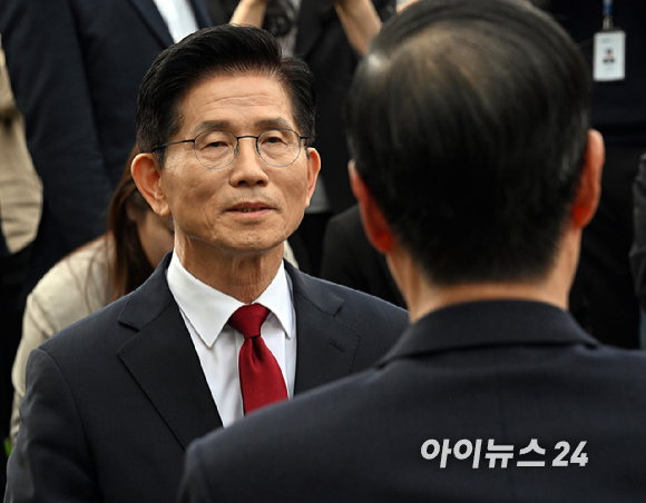국민의힘 김문수 대선후보와 무소속 한덕수 대선 예비후보가 8일 서울 여의도 국회에서 후보 단일화와 관련해 회동하고 있다. [사진=곽영래 기자]