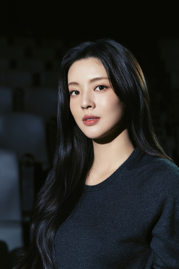 배우 이선빈이 영화 '수능 출제의 비밀' 인터뷰에 앞서 포즈를 취하고 있다. [사진=(주)바이포엠스튜디오]