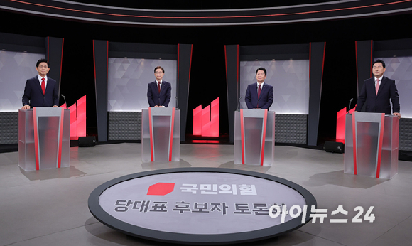 국민의힘 당대표 후보들이 17일 서울 여의도 KBS에서 열린 2차 TV토론회에 앞서 포즈를 취하고 있다. 김문수(왼쪽부터), 조경태, 안철수, 장동혁, 국민의힘 당대표 후보 [사진=국회사진기자단]