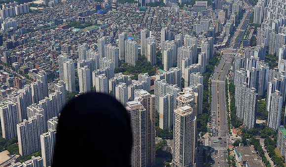 서울 송파구 롯데월드타워에서 바라본 주택단지 모습. [사진=연합뉴스]