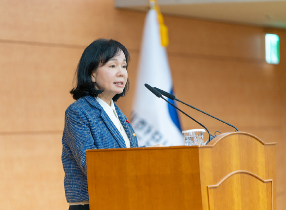 송경희 개인정보보호위원장이 2일 서울 종로구 정부서울청사에서 열린 개인정보위 시무식에서 신년사를 하고 있다. [사진=개인정보보호위원회]