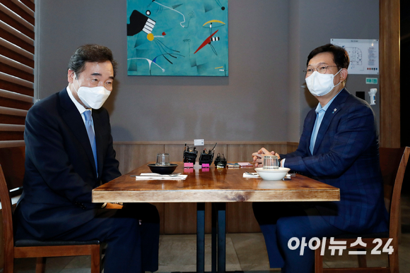 송영길 더불어민주당 대표와 당 대권주자인 이낙연 전 대표가 9일 서울 여의도 한 식당에서 만찬 회동을 하고 있다.