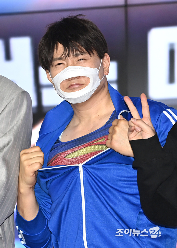 가수 더원(앗따거)이 14일 오전 서울 동대문 JW메리어트 호텔에서 열린 TV CHOSUN 새 예능프로그램 '부캐전성시대' 제작발표회에서 포토타임을 갖고 있다. [사진=정소희 기자]