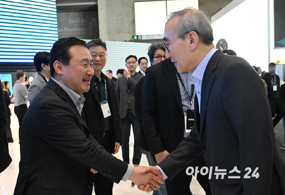 노태문 삼성전자 사장(왼쪽)과 김영섭 KT 대표가 3일(현지시간) 스페인 바르셀로나 피라 그란 비아 전시장에서 개막한 '모바일 월드 콩그레스(MWC) 2025' 삼성 부스에서 만나 인사를 나누고 있다. [사진=사진공동취재단]
