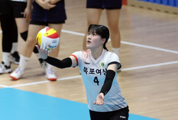 지난 3월 19일 충북 단양군 매포체육관에서 열린 2024 춘계 전국중&middot;고배구 연맹전 여자고등부 6강전 목포여상과 전주근영여고 경기에서 목포여상 이주아가 서브를 넣고 있다. [사진=발리볼코리아닷컴]