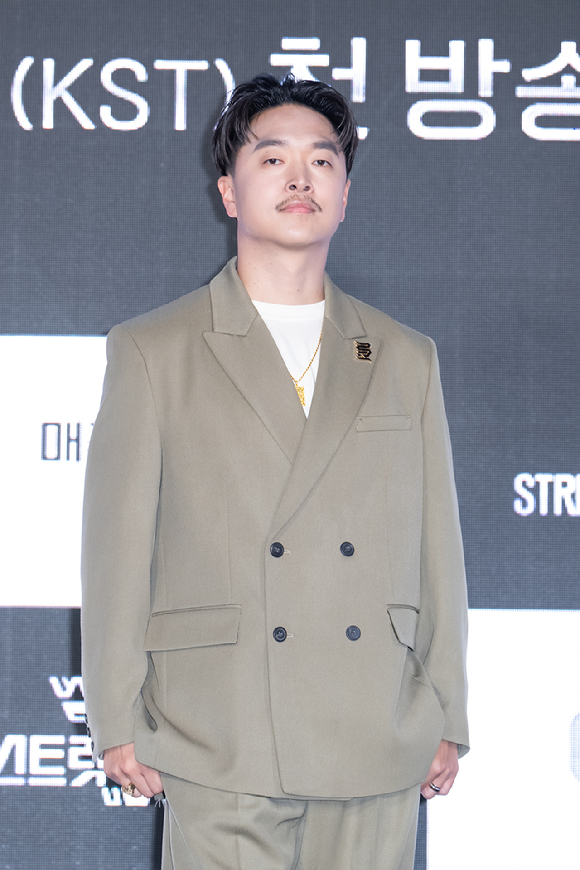 팀 범접(효진초이 허니제이 노제 리정 리헤이 가비 아이키 립제이 모니카)이 27일 서울 모처에서 열린 Mnet '월드 오브 스트릿 우먼 파이터' 제작발표회에서 포즈를 취하고 있다. [사진=Mnet]