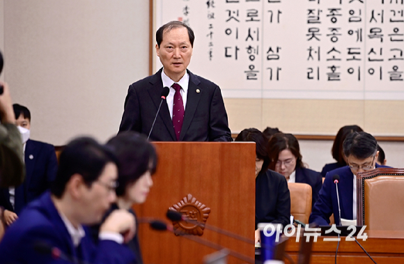 이완규 법제처장이 14일 오전 서울 여의도 국회에서 열린 법제사법위원회의 법제처에 대한 국정감사에서 업무보고를 하고 있다. [사진=곽영래 기자]