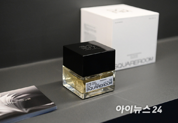 31일 서울 성동구 성수동 케이팝아케이드에서 향으로 공간을 만드는 프래그런스 브랜드 '스퀘어룸(SQUAREROOM)' 신제품 론칭 행사가 열렸다. 오드퍼퓸 '001 Flip the page'와 '002 SSS Texture'의 모습. [사진=정소희 기자]