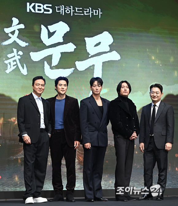 배우 정웅인, 김강우, 이현욱, 장혁, 조성하가 18일 오후 서울 구로구 디큐브시티 더 세인트에서 진행된 KBS 2TV 대하드라마 '문무' 제작보고회에서 포토타임을 갖고 있다. [사진=곽영래 기자]