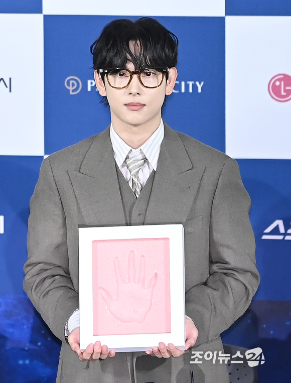 배우 임시완이 25일 오전 서울 영등포구 CGV 여의도에서 열린 청룡시리즈어워즈 핸드프린팅 행사에서 포토타임을 갖고 있다. [사진=곽영래 기자]