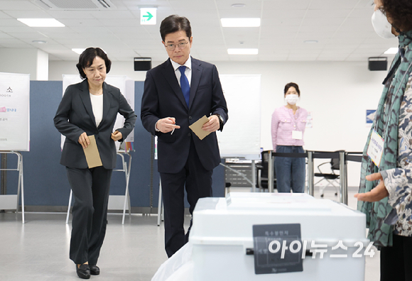 정원오 더불어민주당 서울시장 후보가 제9회 전국동시지방선거 사전투표 첫 날인 29일 오전 서울 중구 소공동행정복합청사에 마련된 사전투표소에서 투표하기 위해 기표소로 이동하고 있다. [사진=곽영래 기자]