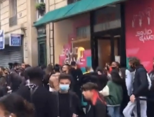 프랑스 파리 오징어게임 팝업스토어에 사람들이 몰리면서 인산인해를 이루고 있다. [사진=틱톡]
