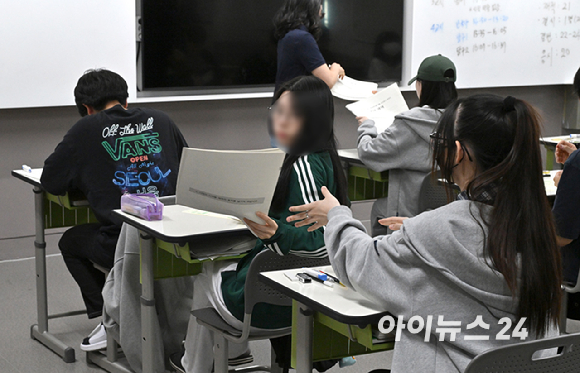2025학년도 대학수학능력시험 6월 모의평가가 열린 4일 서울 송파구 방산고등학교에서 수험생들이 1교시 국어 영역 시험 시작을 기다리고 있다. [사진=사진공동취재단]