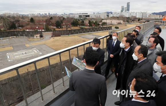 권영세 대통령직인수위원회 부위원장을 비롯한 인수위원들이 18일 오후 새 대통령 집무실 후보지인 서울 용산구 국방부 인근 미군부대 헬기장을 둘러보고 있다. [사진=국회사진취재단]