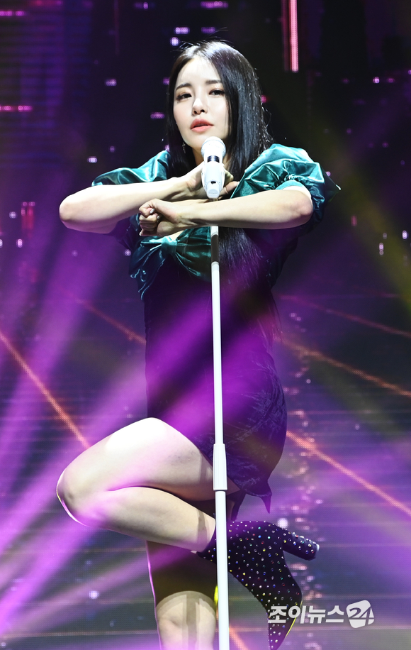 그룹 브레이브걸스(BraveGirls) 유정이 23일 오후 서울 양천구 목동 로운 아트홀에서 열린 브레이브걸스 여섯 번째 미니 앨범 '땡큐(THANK YOU)' 발매 기념 쇼케이스에서 멋진 무대를 선보이고 있다. [사진=정소희 기자]