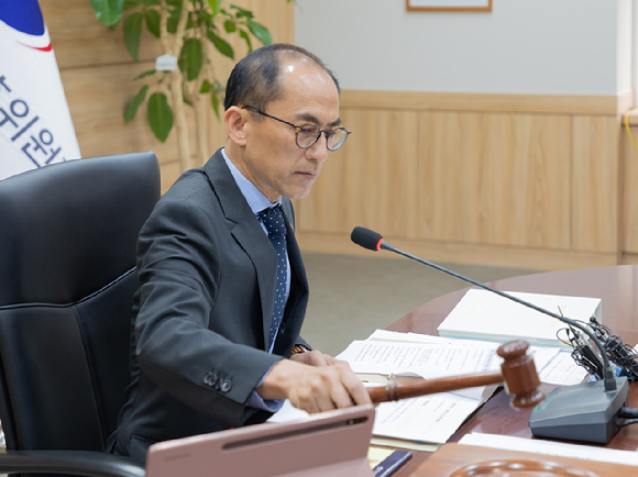 고학수 개인정보보호위원회 위원장이 24일 오전 서울 종로구 정부서울청사에서 제9회 개인정보보호위원회 전체회의 개회를 알리며 의사봉을 두드리고 있다. [사진=개인정보보호위원회]