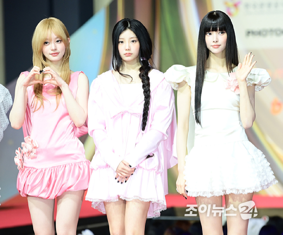 그룹 아일릿(ILLIT)이 25일 오후 인천광역시 중구 운서동 인스파이어 아레나에서 열린 '2025 SBS 가요대전' 레드카펫 행사에 참석하고 있다. [사진=정소희 기자]