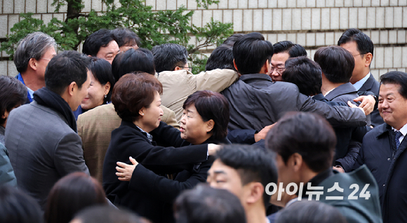 이재명 더불어민주당 대표가 지난 25일 서울 서초구 중앙지방법원에서 위증교사 혐의 재판 1심 선고 무죄 판결을 받은 후 법원을 떠나고 있다. [사진=사진공동취재단]