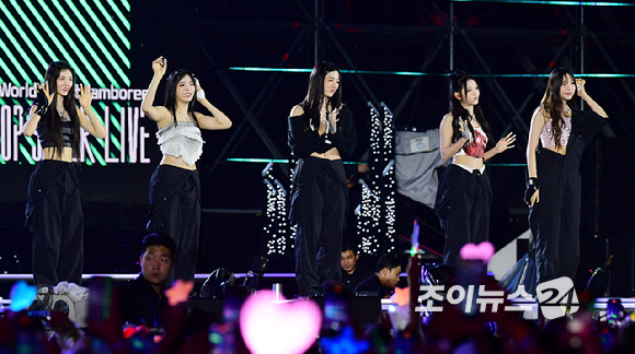 그룹 있지(ITZY)가 11일 오후 서울월드컵경기장에서 열린 '2023 새만금 세계스카우트 잼버리 K팝 슈퍼 라이브'에서 멋진 무대를 선보이고 있다. [사진=한국온라인사진기자협회 공동취재단]