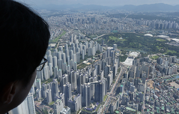 서울 송파구 롯데월드타워 전망대 서울스카이에서 바라본 서울 시내 아파트 및 빌라 단지의 모습 [사진=연합뉴스]