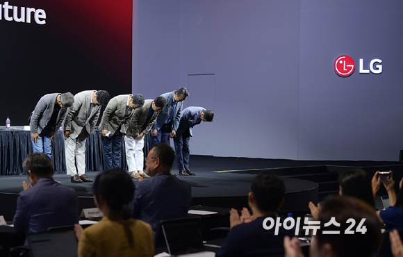 12일 오전 서울 마곡 LG사이언스파크 ISC동에서 열린 LG전자 미래비전 및 사업전략발표회에서 조주완 LG전자 사장을 비롯한 임원진들이 기자간담회를 마치고 취재진들에게 인사를 하고 있다. (왼쪽부터)이삼수 CSO-류재철 H&A사업본부장-조주완 사장-박형세 HE사업본부장-은석현 VS사업본부장-장익환 BS사업본부장. [사진=정소희 기자]