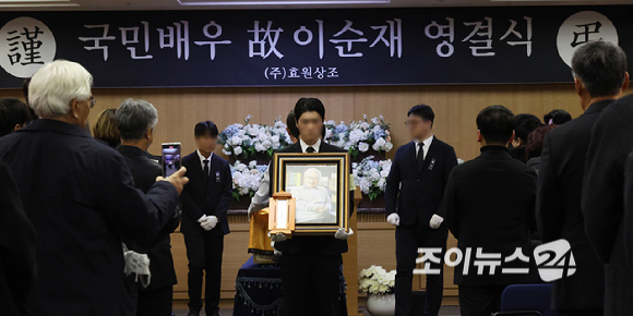 배우 고(故) 이순재의 영결식이 27일 서울 송파구 서울아산병원 장례식장에 엄수되고 있다. [사진=곽영래 기자]