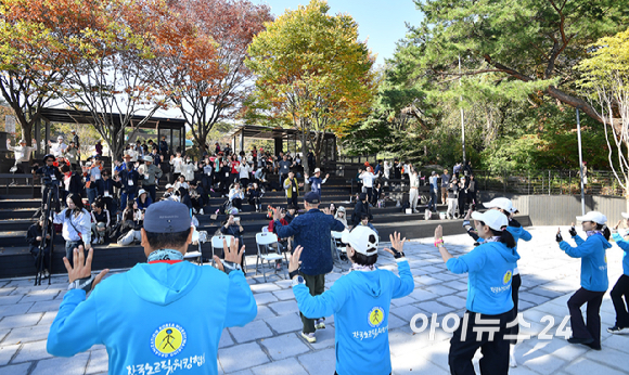 박상신 (사)한국노르딕워킹협회 회장이 17일 서울 우이동 만남의광장에서 진행된 '스타 더윈드와 함께 하는 팬트레킹-제14회 희망찾기 등산&middot;트레킹 교실' 개막식에서 노르딕워킹을 강연하고 있다. [사진=곽영래 기자]