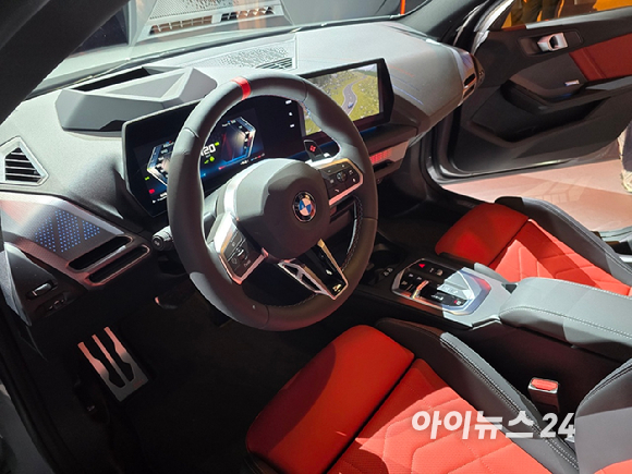 (왼쪽부터)BMW '뉴 2 시리즈', '뉴 1 시리즈'. [사진=김종성 기자]