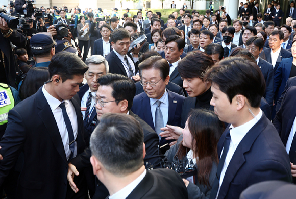 더불어민주당 이재명 대표가 15일 오후 서울 서초구 서울중앙지법에서 열린 공직선거법 위반 혐의 관련 1심 선고 공판을 마친 뒤 법원 청사를 나서고 있다.이날 서울중앙지법 형사합의34부(한성진 부장판사)는 공직선거법 위반 혐의로 불구속기소된 이 대표에게 징역 1년에 집행유예 2년을 선고했다. 2024.11.15 [사진=연합뉴스]