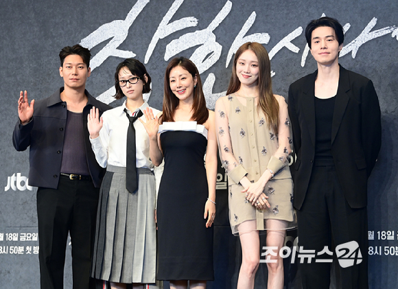 (왼쪽부터)배우 박훈-류혜영-오나라-이성경-이동욱이 14일 오후 서울 영등포구 더링크 호텔에서 열린 JTBC 새 금요시리즈 '착한 사나이' 제작발표회에 참석하고 있다. [사진=정소희 기자]