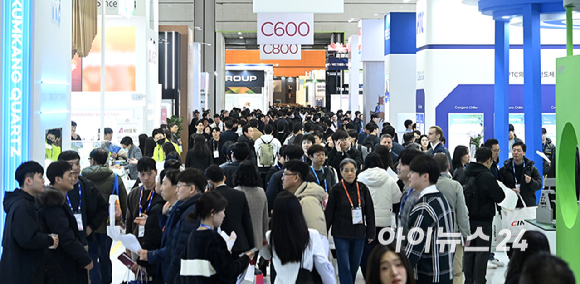 11일 서울 강남구 코엑스에서 열린 세미콘 코리아 2026에서 관람객들이 부스를 둘러보고 있다. [사진=곽영래 기자]
