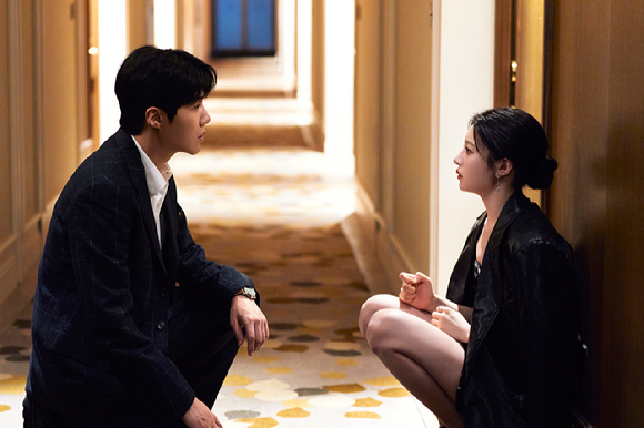 배우 김선호, 고윤정이 넷플릭스 시리즈 '이 사랑 통역 되나요?'에서 연기 호흡을 맞추고 있다. [사진=넷플릭스 ]