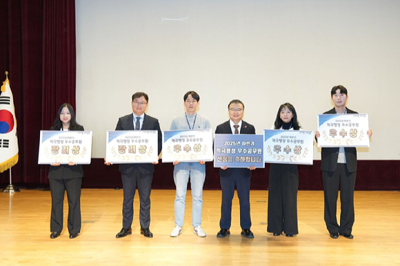 류경기 중랑구청장(오른쪽 세번째)이 2025년 하반기 적극행정 우수공무원으로 선정된 수상자들과 기념촬영을 하고 있다. [사진=중랑구]