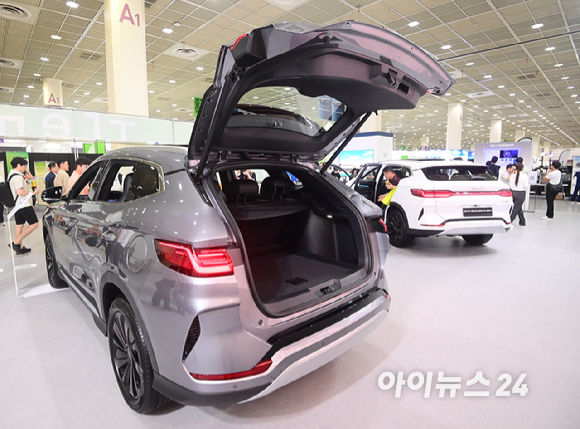 'EV 트렌드 코리아 2026'이 25일 서울 강남구 코엑스에서 열렸다. BYD코리아 부스에 순수 전기차 '아토 3 플러스'가 전시되고 있다. [사진=정소희 기자]