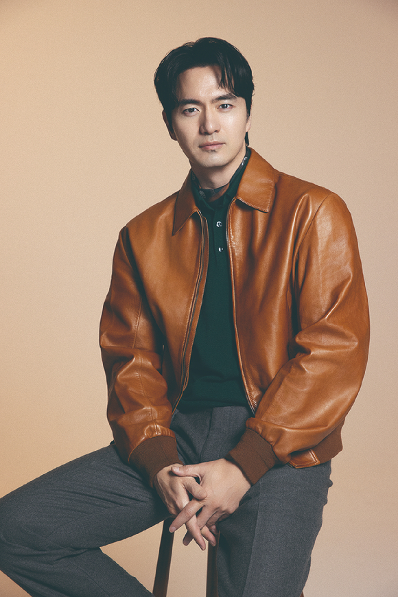 배우 이진욱이 JTBC 토일드라마 '에스콰이어' 인터뷰에 앞서 포즈를 취하고 있다. [사진=BH엔터테인먼트]