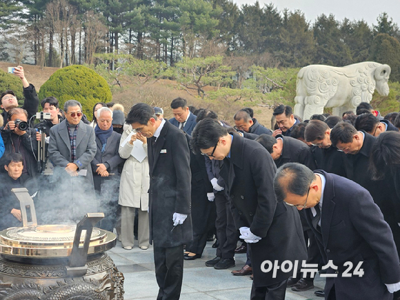 한동훈 국민의힘 비상대책위원장이 2일 오전 국립대전현충원을 찾아 호국영령과 순국 선열을 기리며 분향하고 있다. 2024. 01.02 [사진·영상=김보선 기자]