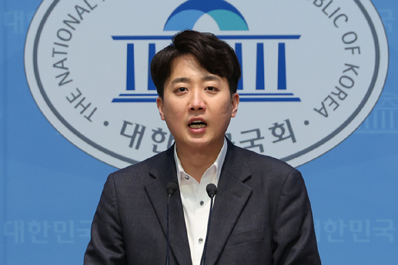 개혁신당 이준석 의원이 11일 서울 여의도 국회 소통관에서 고위공직자법죄수사처 폐지법 발의 취지를 설명하고 있다. 2025.3.11 [사진=연합뉴스]