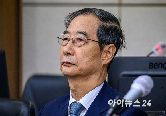 한덕수 전 국무총리가 30일 서울 서초구 서울중앙지법에서 열린 내란 우두머리 방조 및 위증 등 혐의 재판에 피고인으로 출석하고 있다. [사진=사진공동취재단]