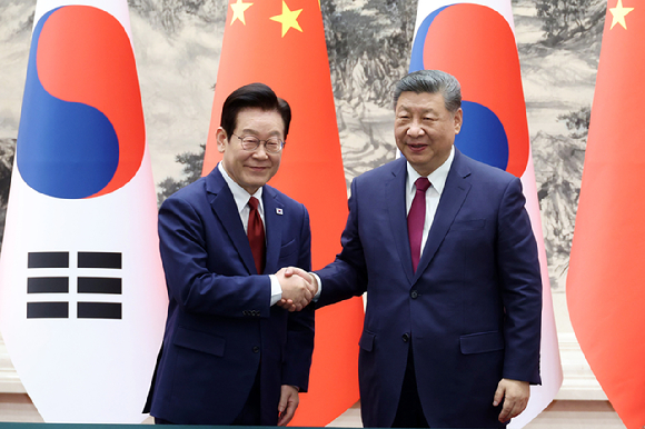 이재명 대통령과 시진핑 중국 국가주석이 5일 베이징 인민대회당에서 열린 한중 MOU 체결식에서 악수하고 있다. 2026.1.5 [사진=연합뉴스]