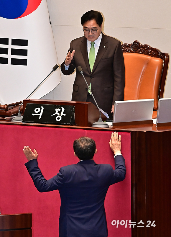 추경호 국민의힘 의원이 25일 오후 서울 여의도 국회에서 열린 본회의에서 우원식 국회의장에게 회의 진행에 대한 항의를 하고 있다. [사진=곽영래 기자]