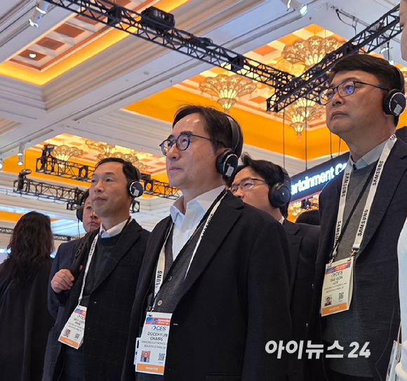 장덕현 삼성전기 사장이 6일(현지시간) 미국 라스베이거스 윈호텔에 마련된 삼성전자 전시관을 둘러본 후 기자들과 질의응답을 하고 있다. [사진=박지은 기자]