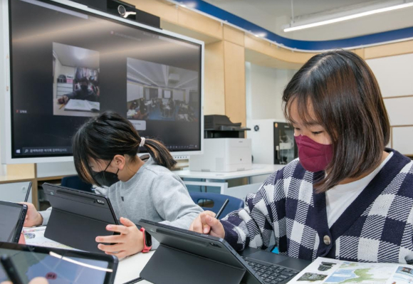 경기 수원 연무초등학교 삼성 스마트스쿨에서 갤럭시 탭, 삼성 플립 등 IT기기를 활용해 수업하는 모습. [사진=삼성전자 ]