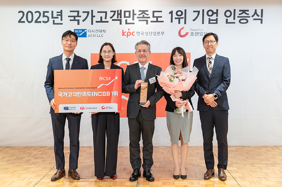 지난 9일 서울 중구 롯데호텔에서 진행된 시상식에서 서장원 코웨이 대표이사(가운데)와 이용준 코웨이 고객품질본부장(왼쪽 첫 번째) 및 관계자들이 기념 촬영을 하고 있다. [사진=코웨이]