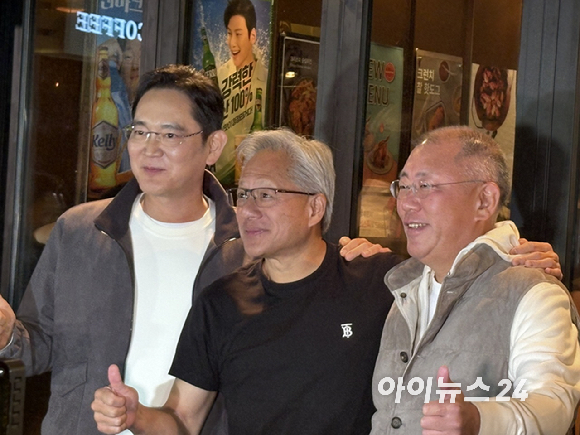 최태원 SK그룹 회장의 손목 깁스에 젠슨 황 엔비디아 CEO가 응원 메시지를 남긴 뒤 기념촬영하고 있다. [사진=최태원 인스타그램 캡처]